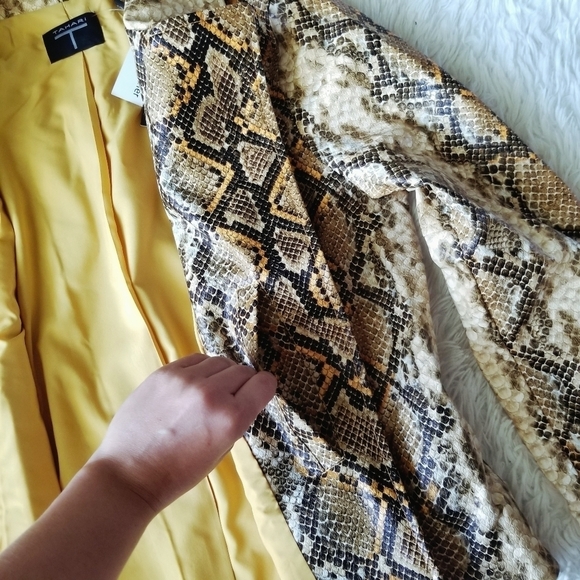 T TAHARI Snake Print Faux Leather Moto Jacket S - Picture 16 of 16